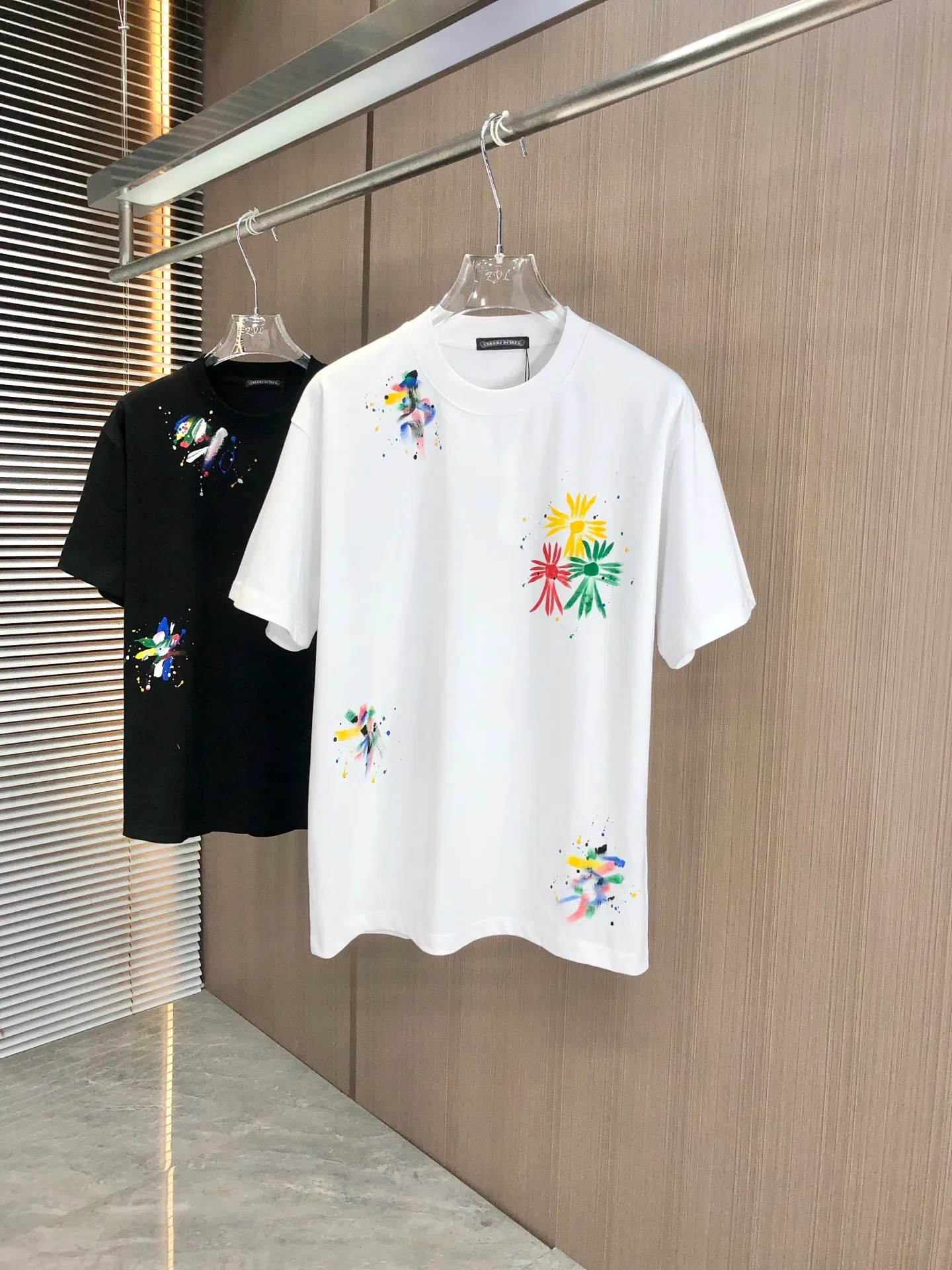 🅿️210 CH Cro 2025 spring and summer new round neck short sleeves. Large logo hand-painted technology uses high weight 320g double yarn combed cotton fabric. Slightly loose version. The fabric feels soft and thick. Same style for men and women. Color: black and white. Size: SMLXLXXL